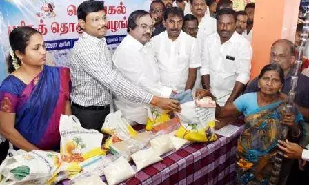 பொங்கல் பரிசு தொகுப்பு வழங்கலை துவக்கி வைத்த துணை சபாநாயகர் பொங்கல் பரிசு தொகுப்பு வழங்கலை துவக்கி வைத்த துணை சபாநாயகர்