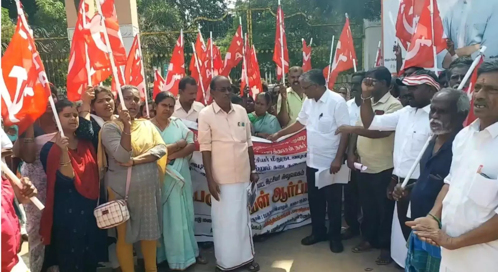 வட்டாட்சியர் மீது நடவடிக்கை கோரி, திருவள்ளூர் ஆட்சியர் அலுவலகம் முன் ஆர்ப்பாட்டம் வட்டாட்சியர் மீது நடவடிக்கை கோரி, திருவள்ளூர் ஆட்சியர் அலுவலகம் முன் ஆர்ப்பாட்டம்