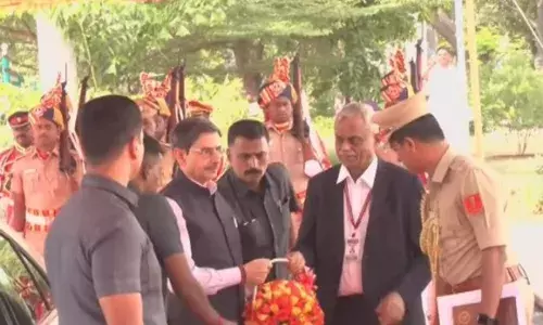சேலம் பெரியார் பல்கலைக்கழகத்தில் ஆளுநர் ரவியை சந்தித்த துணைவேந்தர் ஜெகநாதன் சேலம் பெரியார் பல்கலைக்கழகத்தில் ஆளுநர் ரவியை சந்தித்த துணைவேந்தர் ஜெகநாதன்