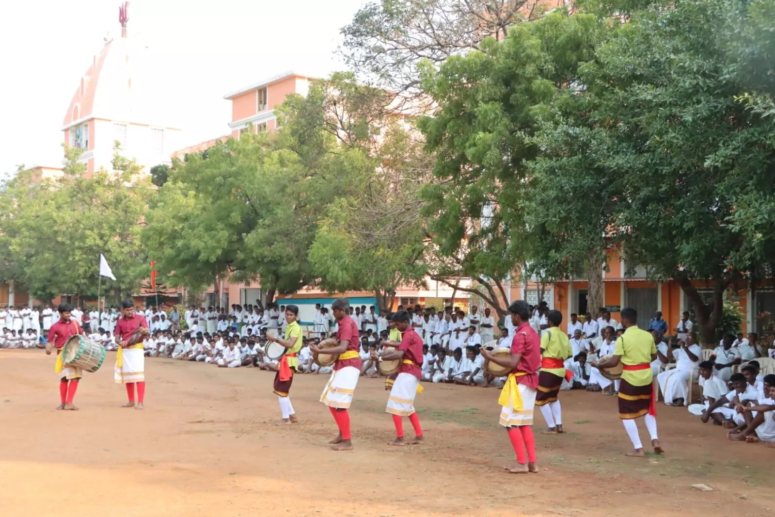 திருவேடகம் விவேகானந்த கல்லூரியில்பொங்கல் விழா திருவேடகம் விவேகானந்த கல்லூரியில்பொங்கல் விழா