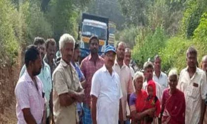 வனப் பகுதியில் கனிமவள கொள்ளை: 5 லாரிகள், பொக்லைன் இயந்திரம் பறிமுதல்