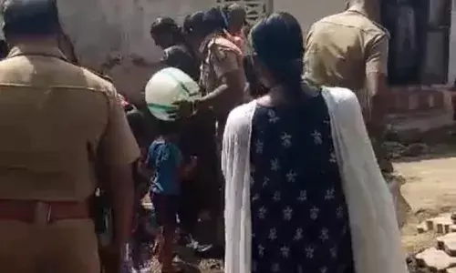 சோழவந்தான் அருகே பெண் தீக்குளிக்க முயற்சி சோழவந்தான் அருகே பெண் தீக்குளிக்க முயற்சி
