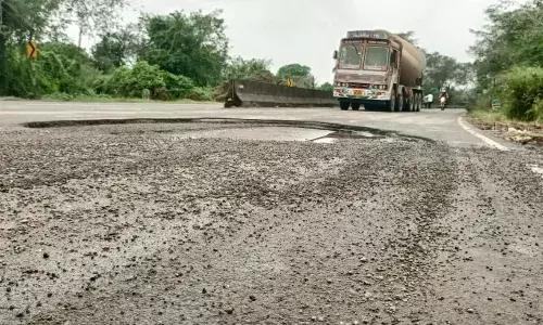 பழுதடைந்த சாலையை சீரமைத்து தர வாகன ஓட்டிகள்,பொதுமக்கள் கோரிக்கை..! பழுதடைந்த சாலையை சீரமைத்து தர வாகன ஓட்டிகள்,பொதுமக்கள் கோரிக்கை..!