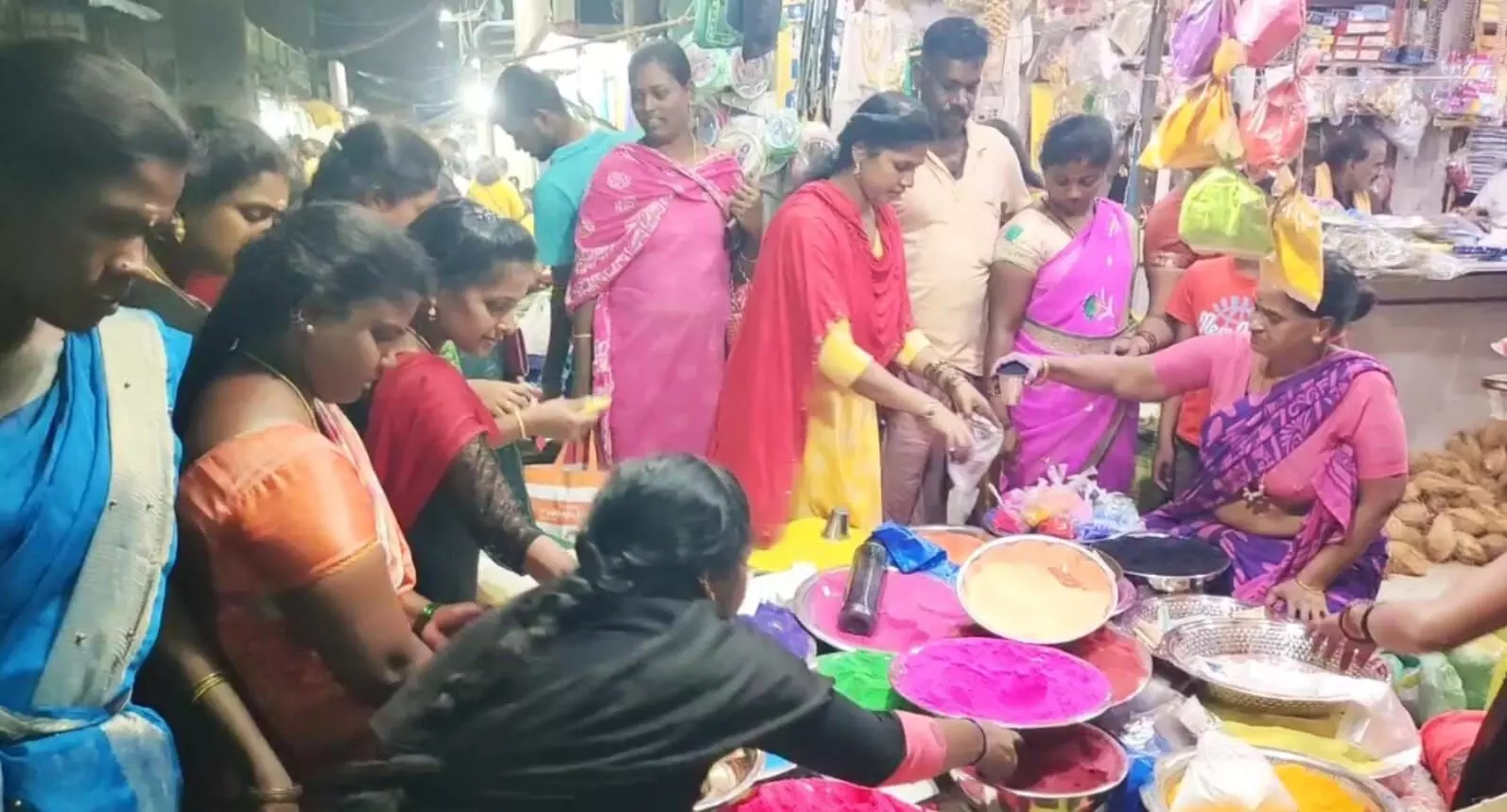 பொங்கல் பண்டிகையையொட்டி களைக்கட்டிய திருவள்ளூர் மார்க்கெட் பொங்கல் பண்டிகையையொட்டி களைக்கட்டிய திருவள்ளூர் மார்க்கெட்