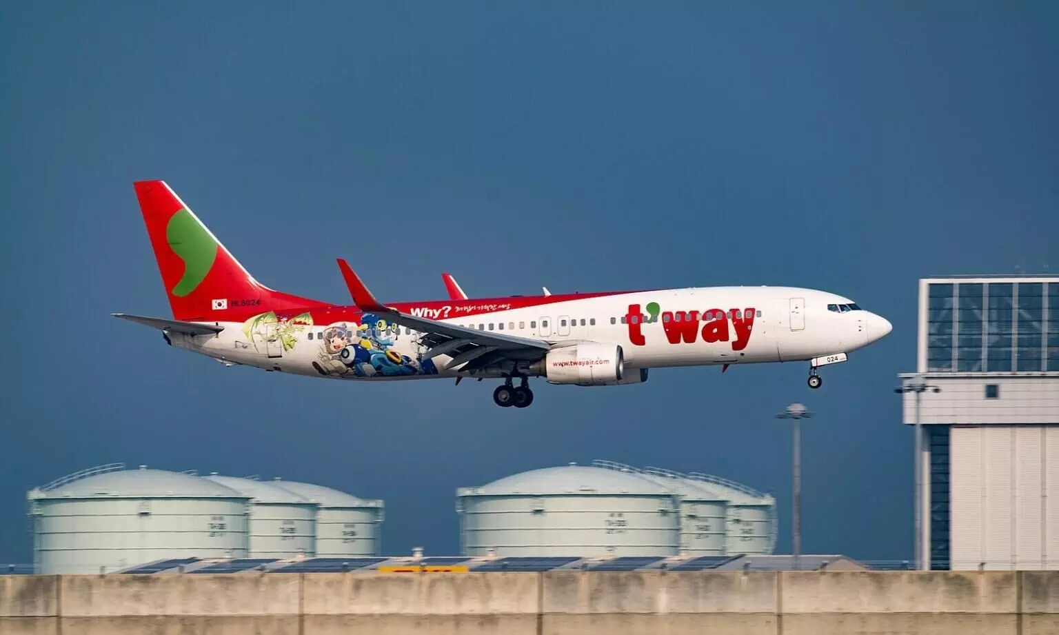 A bird Collided with the Starboard Engine-பறவை மோதியதால் அவசர தரையிறக்கம்..! A bird Collided with the Starboard Engine-பறவை மோதியதால் அவசர தரையிறக்கம்..!