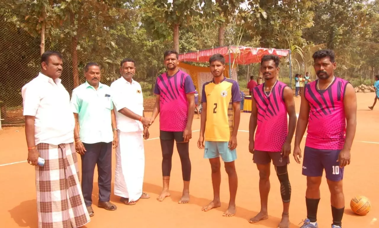 அலங்காநல்லூர் அருகே மூன்று பேர் பங்கேற்கும் கைப்பந்து போட்டி..! அலங்காநல்லூர் அருகே மூன்று பேர் பங்கேற்கும் கைப்பந்து போட்டி..!