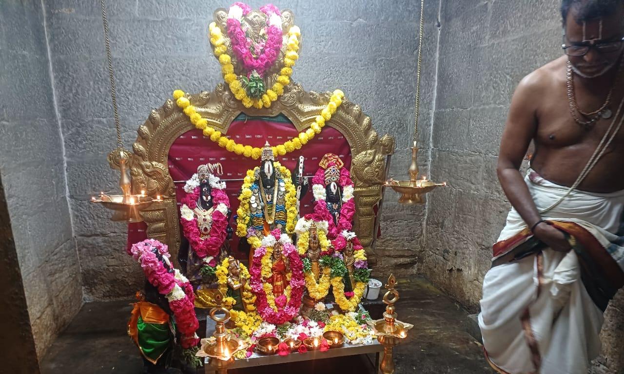 அயோத்தி ஆலய குடமுழுக்கு: மதுரை கோயில்களில் சிறப்பு பூஜைகள் அயோத்தி ஆலய குடமுழுக்கு: மதுரை கோயில்களில் சிறப்பு பூஜைகள்