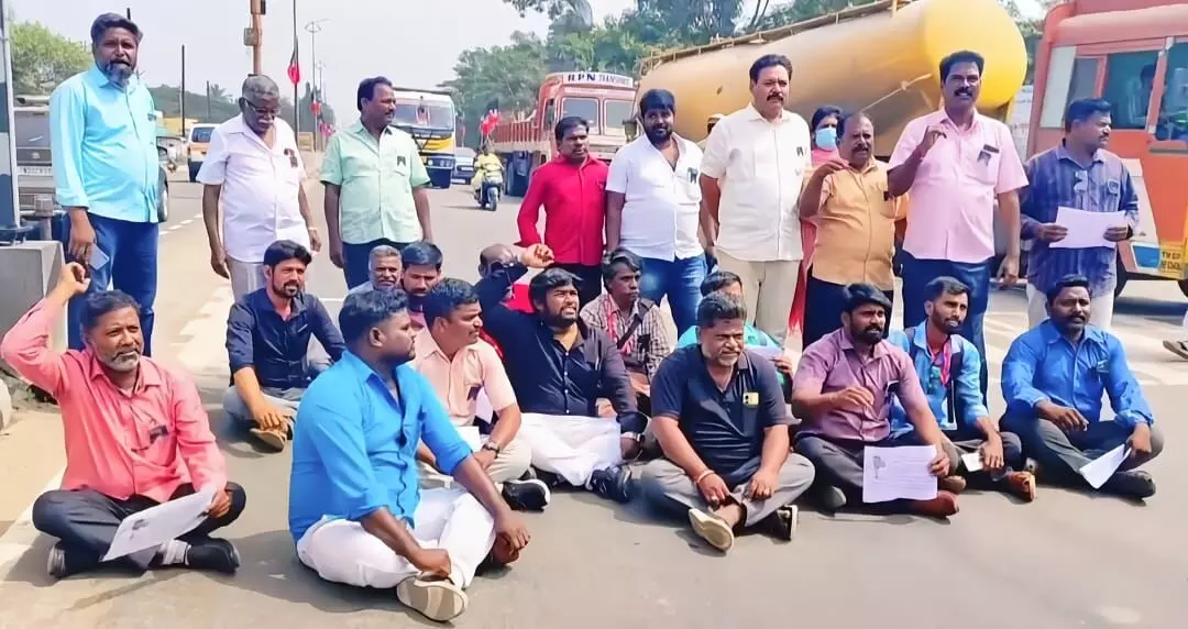 தனியார் தொலைக்காட்சி செய்தியாளர் தாக்கப்பட்டதை கண்டித்து சாலை மறியல் தனியார் தொலைக்காட்சி செய்தியாளர் தாக்கப்பட்டதை கண்டித்து சாலை மறியல்