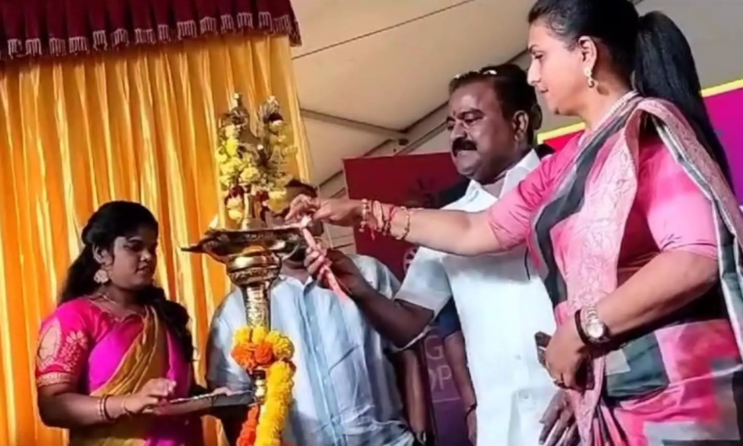 தேர்தலில் மீண்டும் போட்டியிட உள்ளதாக ஆந்திரா அமைச்சர் ரோஜா அறிவிப்பு தேர்தலில் மீண்டும் போட்டியிட உள்ளதாக ஆந்திரா அமைச்சர் ரோஜா அறிவிப்பு