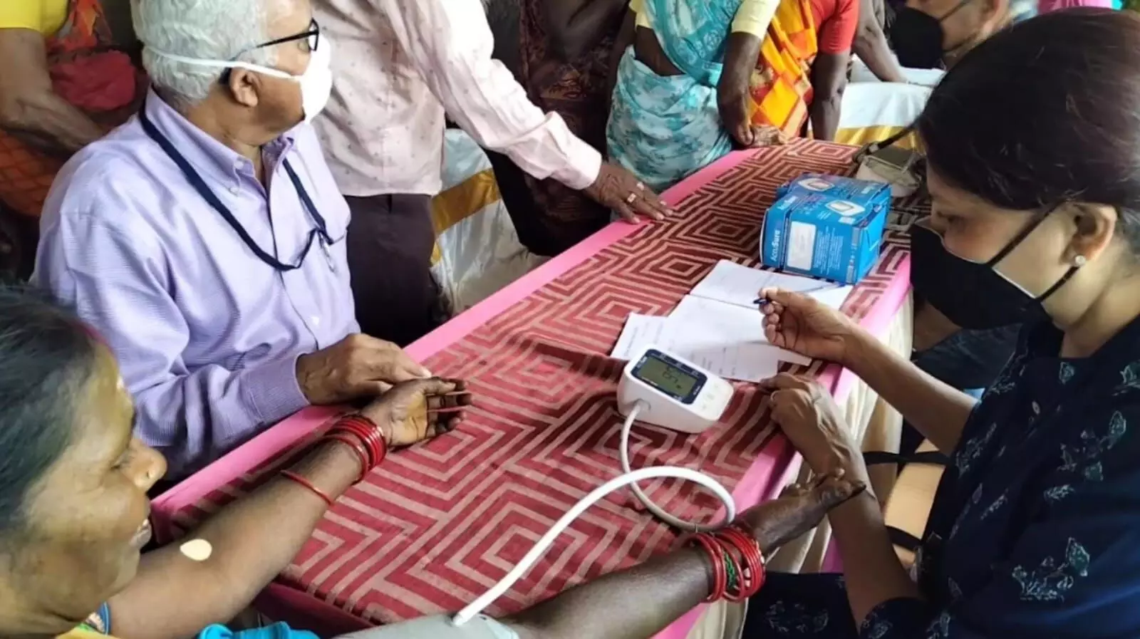 பொன்னேரி அருகே இலவச மருத்துவ முகாம் பொன்னேரி அருகே இலவச மருத்துவ முகாம்