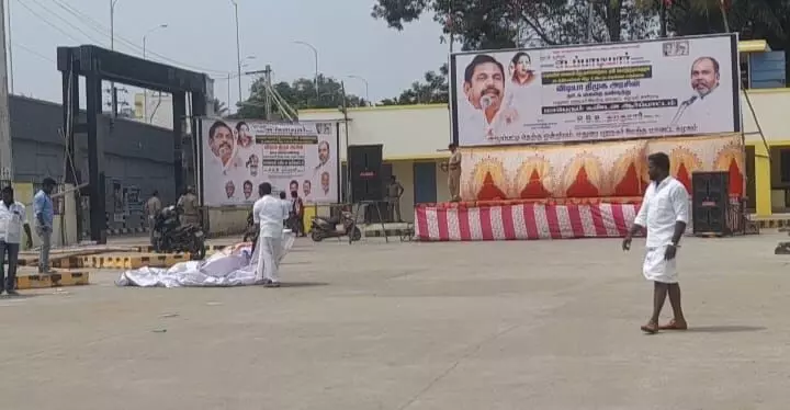 ஆர்ப்பாட்டம் முடிந்த உடனேயே பேனர்களை அகற்ற சொன்ன போலீஸார்! அதிமுகவினர் அதிர்ச்சி..! ஆர்ப்பாட்டம் முடிந்த உடனேயே பேனர்களை அகற்ற சொன்ன போலீஸார்! அதிமுகவினர் அதிர்ச்சி..!