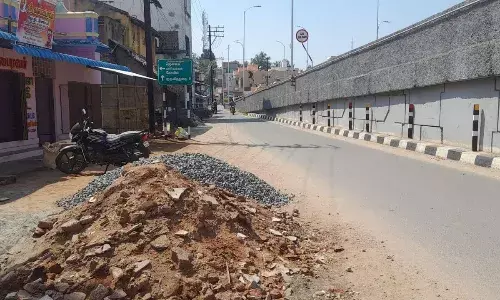 பஸ் நிலையத்துக்கு செல்ல இடையூறாக உள்ள மின்கம்பத்தை மாற்றி அமைக்கலாமே..?!