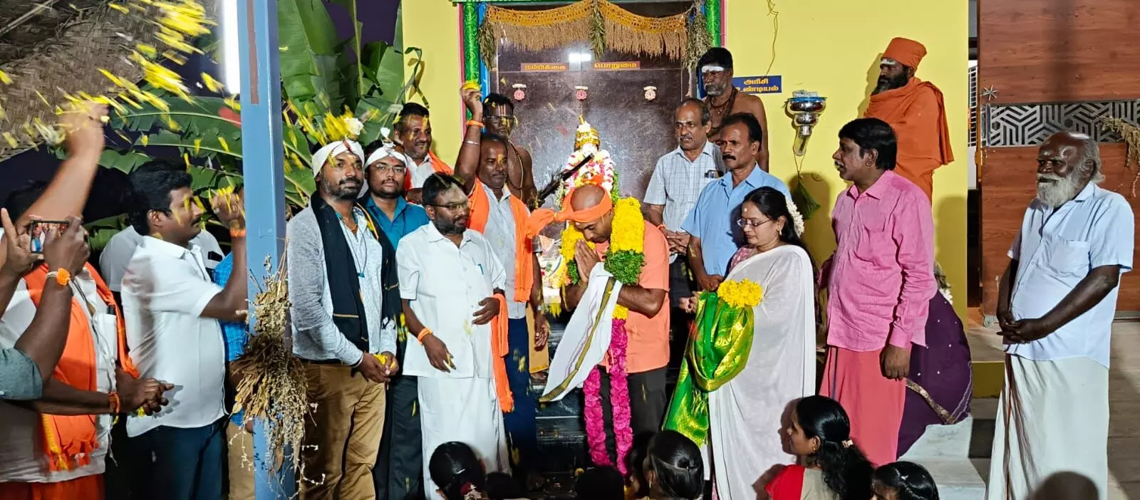 ஜெய்ஸ்ரீராம் தேசியக்கொடியை விண்ணில் பறக்க விட்டவருக்கு மலர்துாவி மரியாதை ஜெய்ஸ்ரீராம் தேசியக்கொடியை விண்ணில் பறக்க விட்டவருக்கு மலர்துாவி மரியாதை