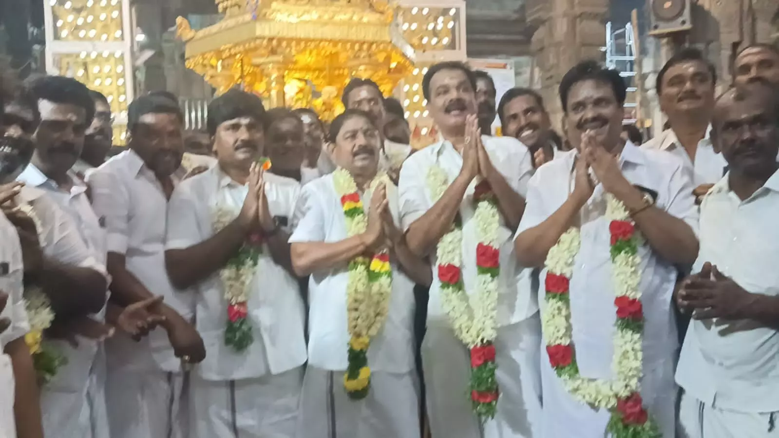 திருப்பரங்குன்றத்தில் ஓபிஎஸ் பிறந்த தினம்: கட்சியினர் கோயிலில் வழிபாடு திருப்பரங்குன்றத்தில் ஓபிஎஸ் பிறந்த தினம்: கட்சியினர் கோயிலில் வழிபாடு