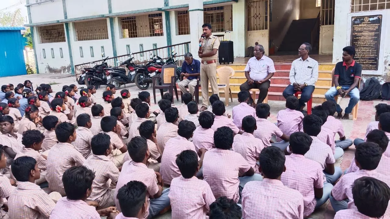 காரியாபட்டி அரசு பள்ளியில் காவல்துறை சார்பில் விழிப்புணர்வு காரியாபட்டி அரசு பள்ளியில் காவல்துறை சார்பில் விழிப்புணர்வு