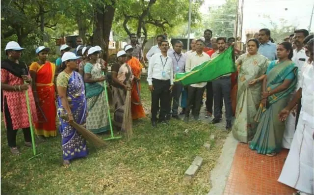 மதுரையில் பூங்கா பராமரிப்பு பணிகளுக்கு பூமி பூஜை:மேயர் பங்கேற்று துவக்கம் மதுரையில் பூங்கா பராமரிப்பு பணிகளுக்கு பூமி பூஜை:மேயர் பங்கேற்று துவக்கம்
