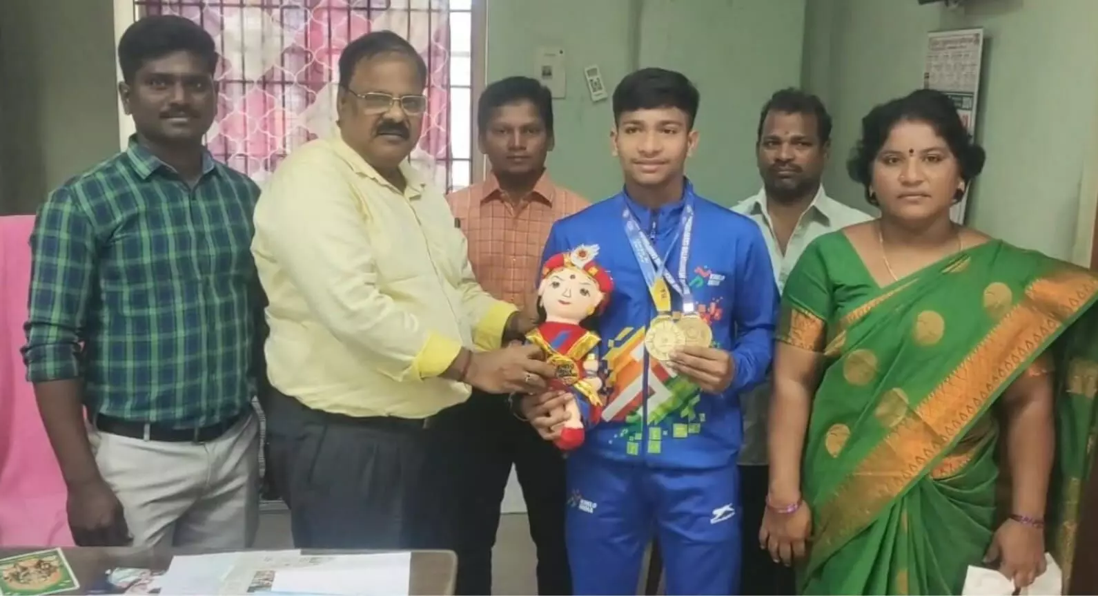 கேலோ இந்தியா இளைஞர் போட்டியில் தங்க பதக்கம் வென்ற மாணவனுக்கு பாராட்டு கேலோ இந்தியா இளைஞர் போட்டியில் தங்க பதக்கம் வென்ற மாணவனுக்கு பாராட்டு