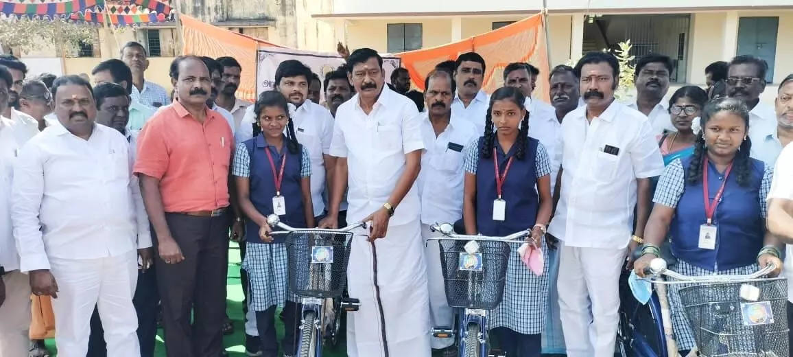 கும்மிடிப்பூண்டி பகுதிகளின் அரசு பள்ளி மாணவர்களுக்கு மிதிவண்டிகள் : எம்.எல்.ஏ வழங்கல் கும்மிடிப்பூண்டி பகுதிகளின் அரசு பள்ளி மாணவர்களுக்கு மிதிவண்டிகள் : எம்.எல்.ஏ வழங்கல்