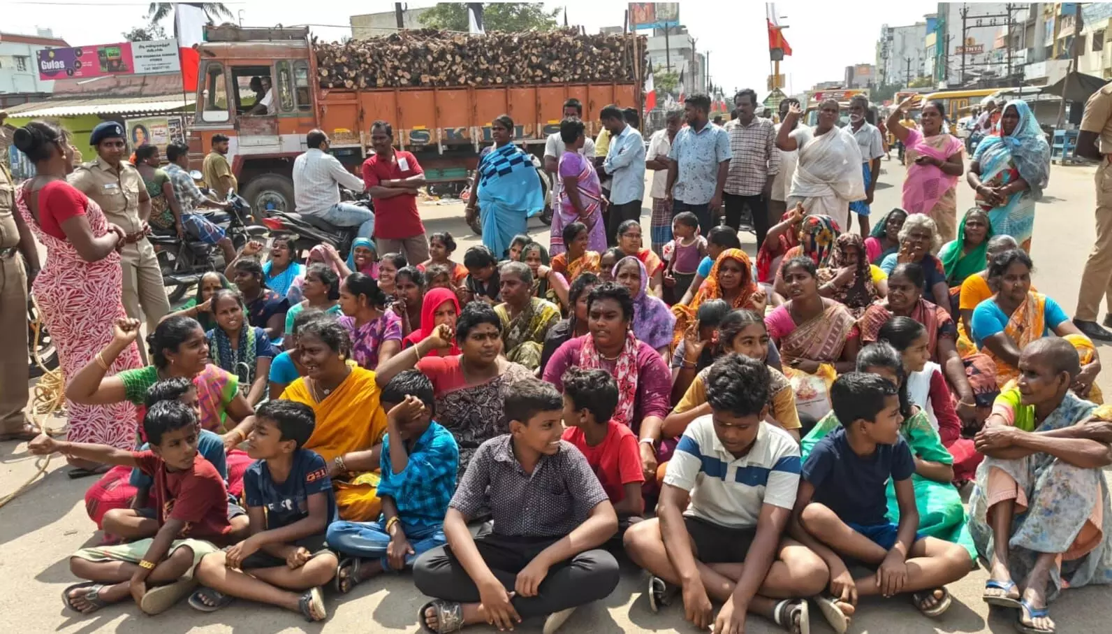 ரயில் நிலையம் அருகே உள்ள குடியிருப்புகளை அகற்ற வருவதை அறிந்த மக்கள் சாலை மறியல் ரயில் நிலையம் அருகே உள்ள குடியிருப்புகளை அகற்ற வருவதை அறிந்த மக்கள் சாலை மறியல்