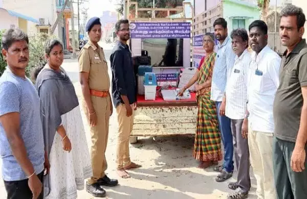 மின்னணு வாக்குப்பதிவு இயந்திரம் குறித்த விழிப்புணா்வு நிகழ்ச்சி மின்னணு வாக்குப்பதிவு இயந்திரம் குறித்த விழிப்புணா்வு நிகழ்ச்சி