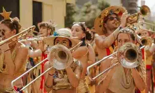 Does Singing in Choir Boost Brain Health -பாடுவது, இசைக்கருவி வாசிப்பது, இதில் எது நினைவாற்றலை வளர்க்கும்?