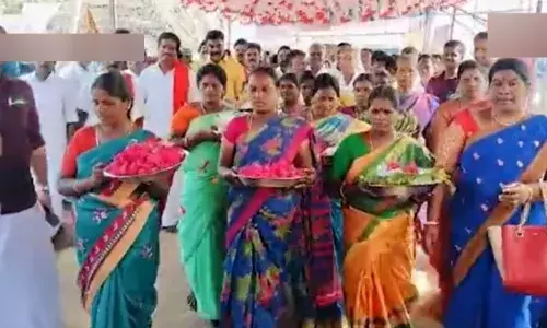 திருவாரூர் அருகே பள்ளி வாசல் திறப்பு விழாவிற்கு சீர் சுமந்து சென்ற இந்து பெண்கள்
