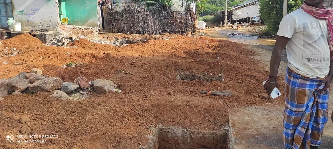 விக்கிரமங்கலம் அருகே கிராமத்தில் பாதை ஆக்கிரமிப்பு; நடவடிக்கை எடுக்க கோரிக்கை விக்கிரமங்கலம் அருகே கிராமத்தில் பாதை ஆக்கிரமிப்பு; நடவடிக்கை எடுக்க கோரிக்கை