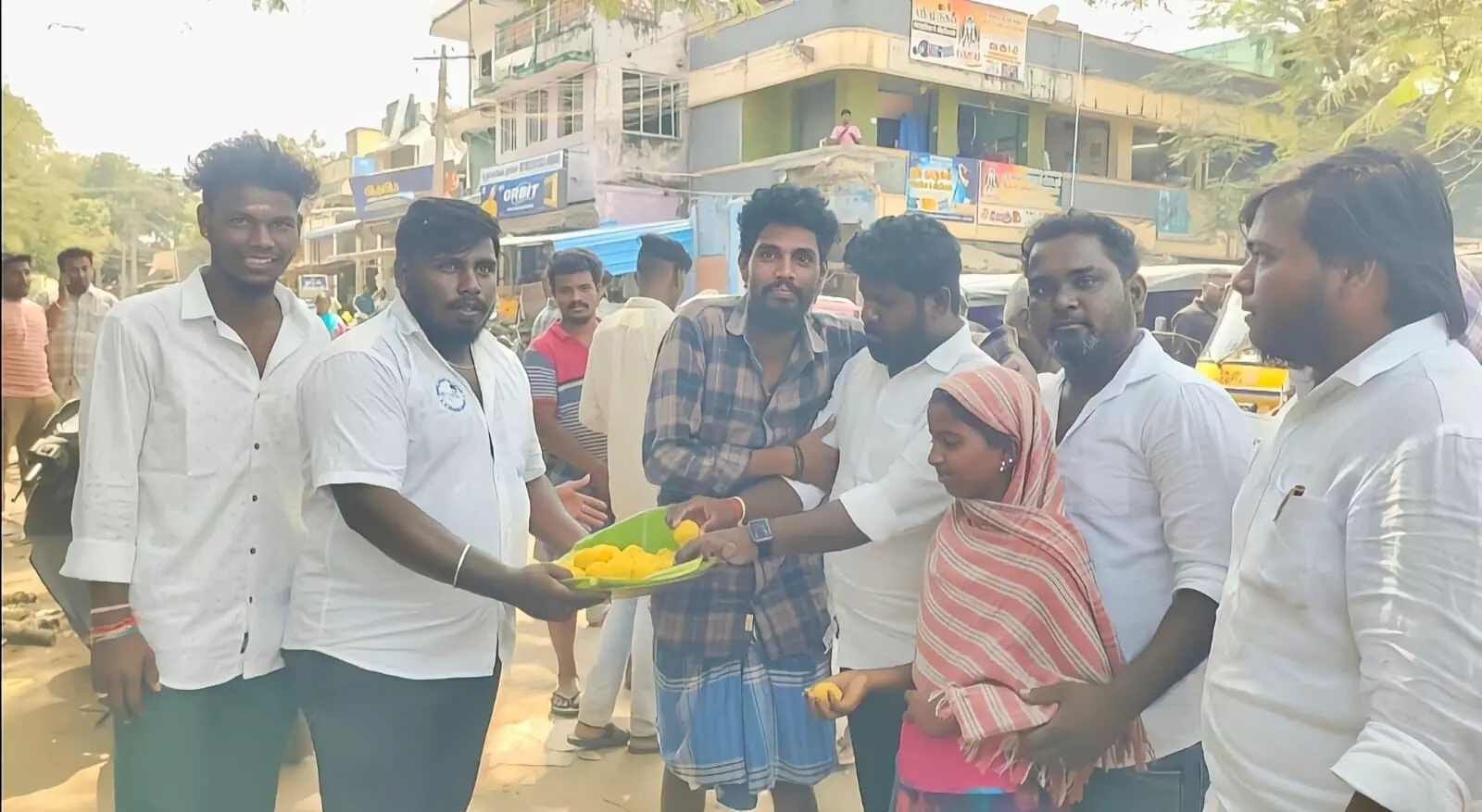 நடிகர் விஜய் கட்சி துவக்கம்; பட்டாசு வெடித்து இனிப்பு வழங்கிய ரசிகர்கள் நடிகர் விஜய் கட்சி துவக்கம்; பட்டாசு வெடித்து இனிப்பு வழங்கிய ரசிகர்கள்