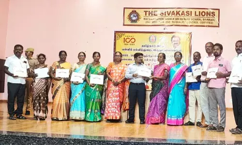 காரியாபட்டியில் அரசு பள்ளிக்கு மாவட்ட ஆட்சியர் பாராட்டு