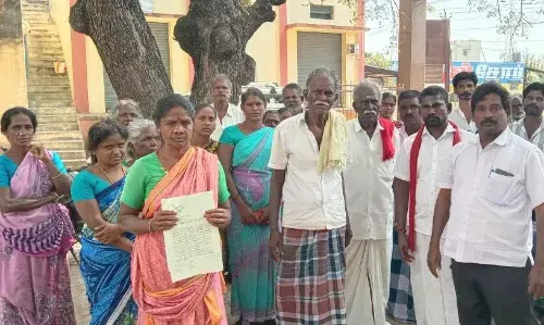 கள்ளிக்குடி அருகே அடிப்படை வசதிகள் கோரி, கிராம மக்கள் முற்றுகை..!