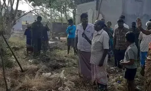 கிணத்துக்கடவு அருகே பாறை குழியில் குப்பையை கொட்ட பொதுமக்கள் எதிர்ப்பு