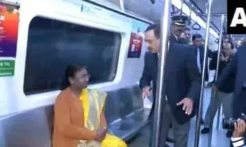 இந்திய குடியரசு தலைவர் திரௌபதி முர்மு டெல்லி மெட்ரோவில் பயணம்..! இந்திய குடியரசு தலைவர் திரௌபதி முர்மு டெல்லி மெட்ரோவில் பயணம்..!
