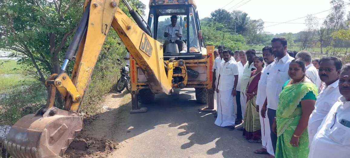 அய்யனேரி ஊராட்சியில் தார் சாலை விரிவாக்க பணிகளை தொடங்கி வைத்த எம்எல்ஏ அய்யனேரி ஊராட்சியில் தார் சாலை விரிவாக்க பணிகளை தொடங்கி வைத்த எம்எல்ஏ