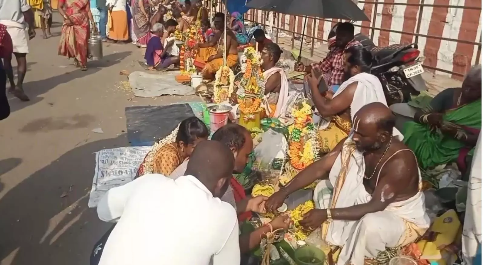 வீரராகவர் கோவிலில் தை அமாவாசையையொட்டிமுன்னோர்களுக்கு திதி :அலைமோதிய பக்தர்கள் கூட்டம் வீரராகவர் கோவிலில் தை அமாவாசையையொட்டிமுன்னோர்களுக்கு திதி :அலைமோதிய பக்தர்கள் கூட்டம்