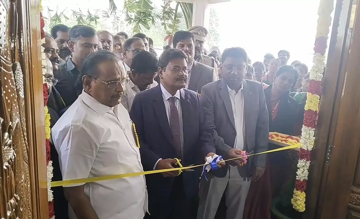 பள்ளிப்பட்டில் புதிய நீதிமன்ற கட்டிடம் திறப்பு விழா பள்ளிப்பட்டில் புதிய நீதிமன்ற கட்டிடம் திறப்பு விழா