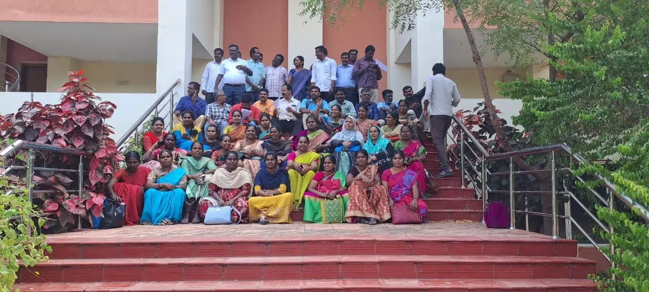 காமராஜர் பல்கலைக்கழக, விடைத்தாள் திருத்தும் பணி மையம் முன்பு காத்திருந்த பேராசிரியர்கள் காமராஜர் பல்கலைக்கழக, விடைத்தாள் திருத்தும் பணி மையம் முன்பு காத்திருந்த பேராசிரியர்கள்