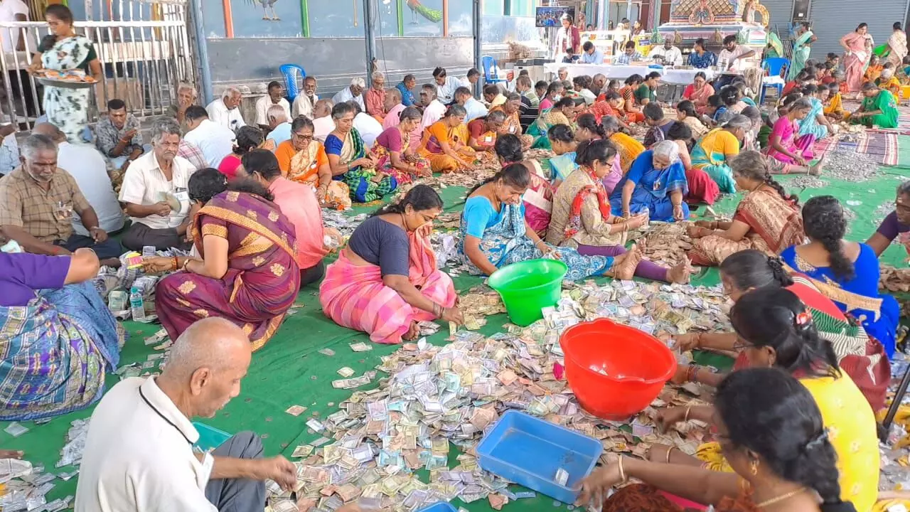 சிறுவாபுரி முருகன் கோயில் உண்டியல் காணிக்கை ரூ 1கோடியே 2லட்சத்து 6ஆயிரத்து 769ரூபாய் சிறுவாபுரி முருகன் கோயில் உண்டியல் காணிக்கை ரூ 1கோடியே 2லட்சத்து 6ஆயிரத்து 769ரூபாய்