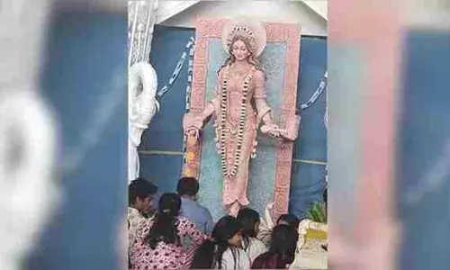 சேலையில்லாமல் சரஸ்வதி தேவி..! திரிபுரா அரசு கல்லூரிக்கு எதிர்ப்பு..! சேலையில்லாமல் சரஸ்வதி தேவி..! திரிபுரா அரசு கல்லூரிக்கு எதிர்ப்பு..!