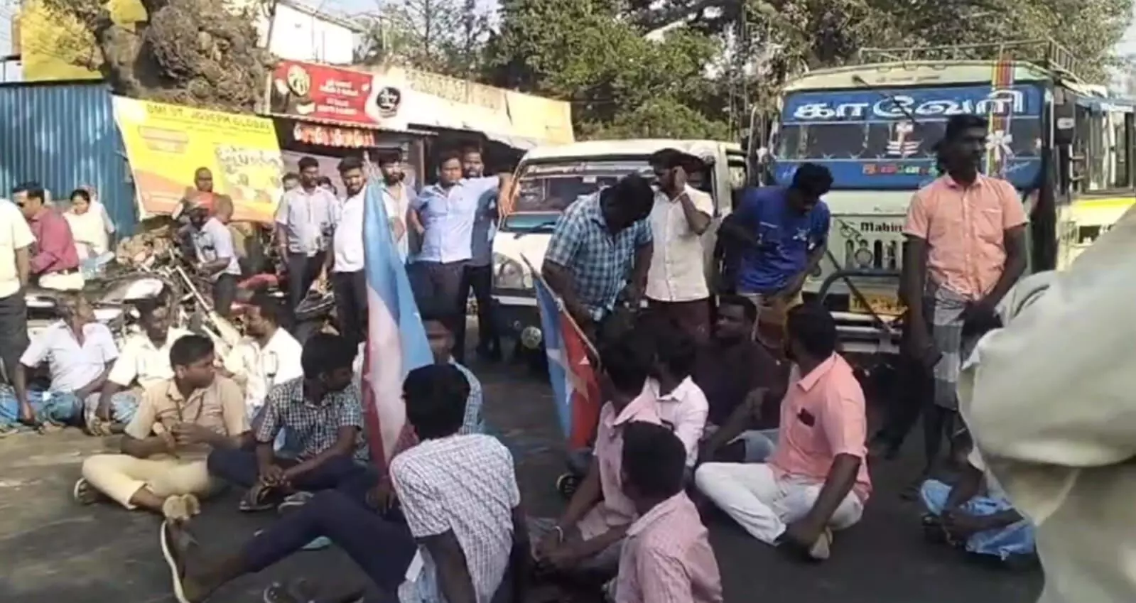 திருவள்ளூர் அருகே தரமற்ற சாலை அமைப்பதாக கூறி கிராம மக்கள் சாலை மறியல் திருவள்ளூர் அருகே தரமற்ற சாலை அமைப்பதாக கூறி கிராம மக்கள் சாலை மறியல்