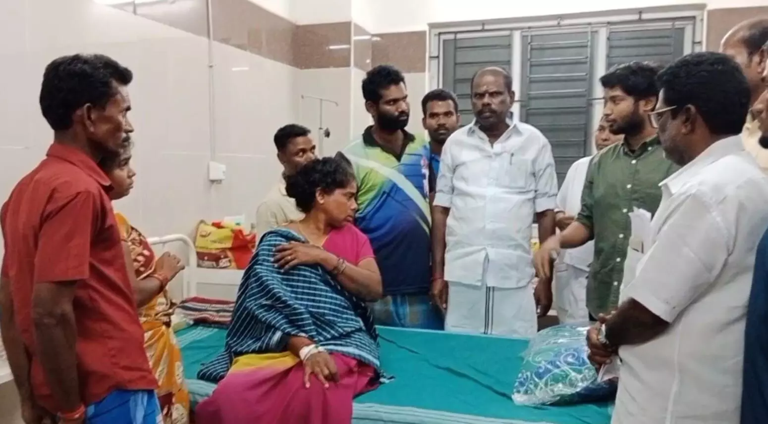அரக்கோணம் அருகே சாலை விபத்தில் காயம் அடைந்தவர்களுக்கு ரவி எம்எல்ஏ ஆறுதல் அரக்கோணம் அருகே சாலை விபத்தில் காயம் அடைந்தவர்களுக்கு ரவி எம்எல்ஏ ஆறுதல்