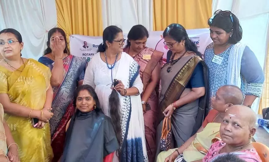 புற்றுநோயால் பாதிக்கப்பட்டவர்களுக்கு முடி தானம்: ரோட்டரி ஏற்பாடு..! புற்றுநோயால் பாதிக்கப்பட்டவர்களுக்கு முடி தானம்: ரோட்டரி ஏற்பாடு..!