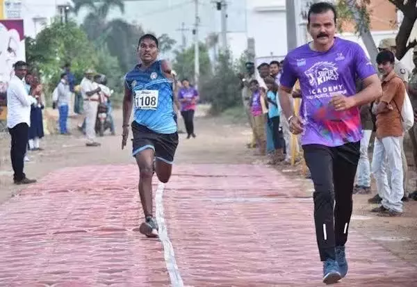 திருப்பூரில் 432வது மராத்தான் போட்டியில் மாற்றுத்திறனாளி அசத்தல் வெற்றி திருப்பூரில் 432வது மராத்தான் போட்டியில் மாற்றுத்திறனாளி அசத்தல் வெற்றி