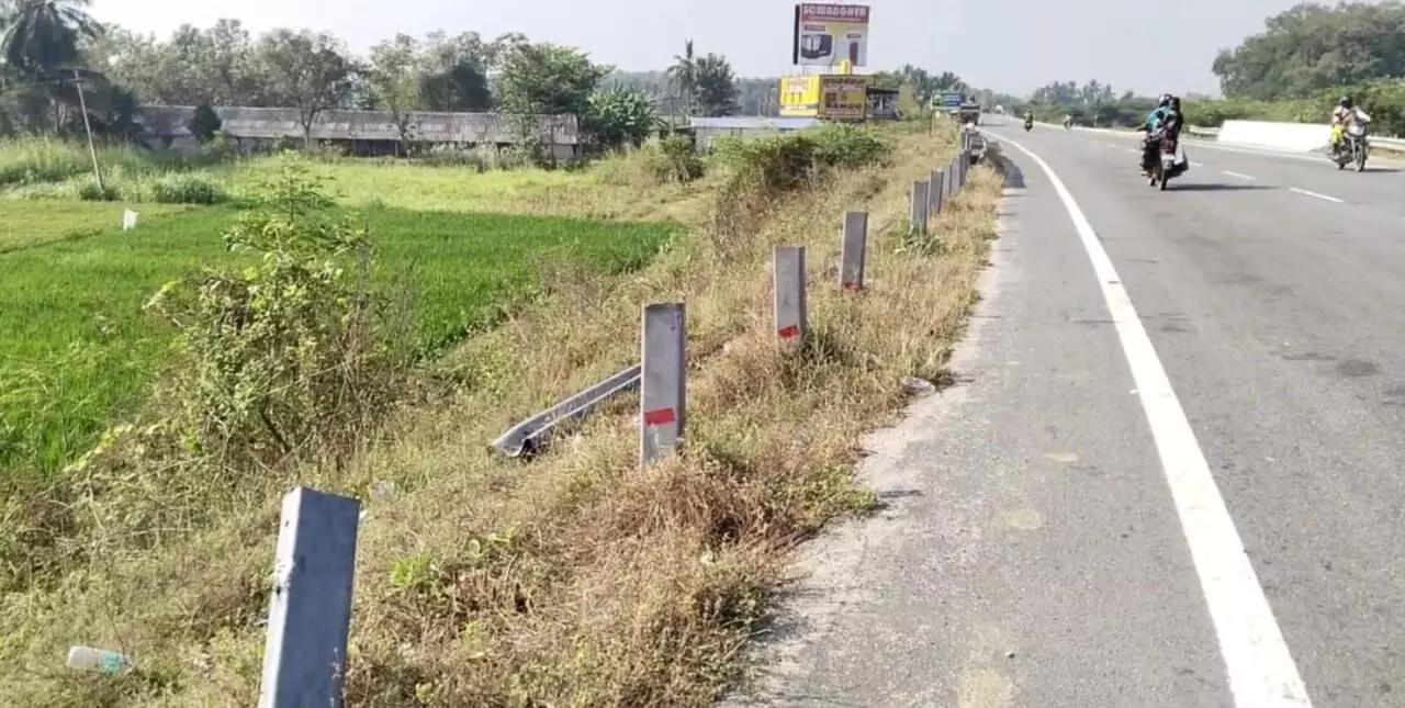 திருத்தணி அருகே ரோட்டில் உடைந்த தடுப்பு விபத்து ஏற்படும் அபாயம் :அதிகாரிகள் நடவடிக்கை தேவை திருத்தணி அருகே ரோட்டில் உடைந்த தடுப்பு விபத்து ஏற்படும் அபாயம் :அதிகாரிகள் நடவடிக்கை தேவை