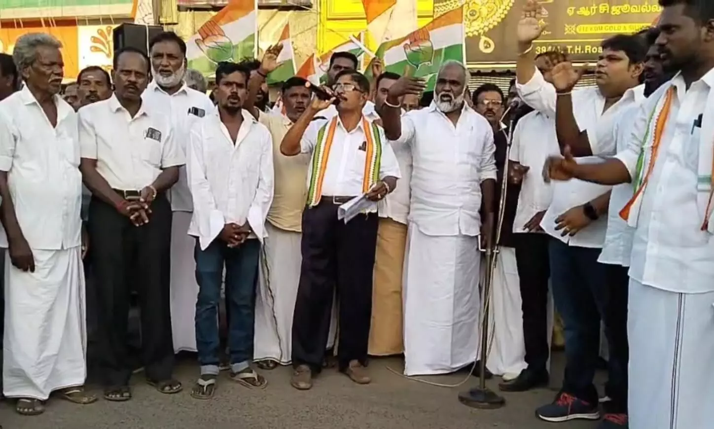 பொன்னேரியில் காங்கிரஸ் கட்சியினர் கண்டன ஆர்ப்பாட்டம் பொன்னேரியில் காங்கிரஸ் கட்சியினர் கண்டன ஆர்ப்பாட்டம்