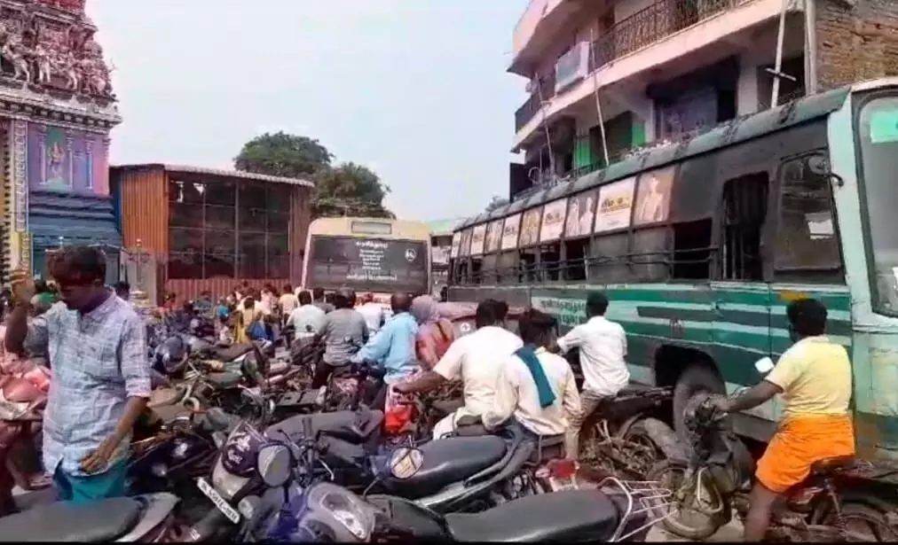 போக்குவரத்து நெரிசலில் சிக்கி தவிக்கும் சோழவந்தான் நகர்: போலீஸார் கண்டு கொள்வார்களா? போக்குவரத்து நெரிசலில் சிக்கி தவிக்கும் சோழவந்தான் நகர்: போலீஸார் கண்டு கொள்வார்களா?