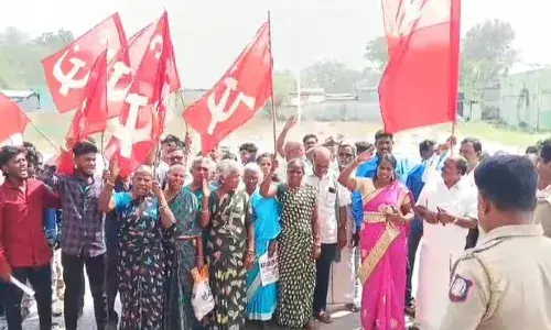 வட்டார வளர்ச்சி அலுவலரை  கண்டித்து ஆர்ப்பாட்டம் வட்டார வளர்ச்சி அலுவலரை  கண்டித்து ஆர்ப்பாட்டம்
