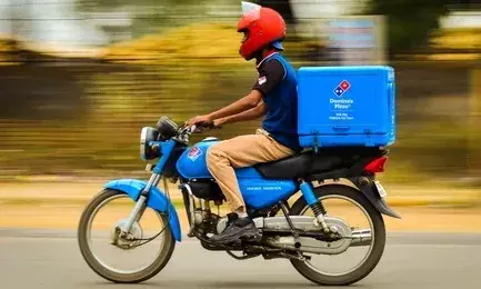 பெட்ரோல் வாகனங்களை நாடும் உணவு டெலிவரி கம்பெனிகள்
