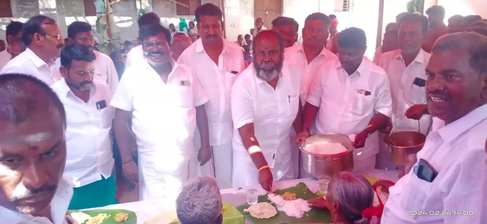 மதுரை மாவட்டம் அலங்காநல்லூரில் ஜெயலலிதா பிறந்த தின விழா :அன்னதானம் வழங்கல் மதுரை மாவட்டம் அலங்காநல்லூரில் ஜெயலலிதா பிறந்த தின விழா :அன்னதானம் வழங்கல்