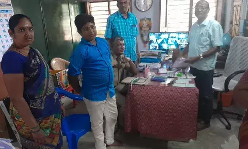 இடை நின்ற 2 மாணவர்களை மீண்டும் பள்ளியில் சேர்த்த விருதுநகர் மாவட்ட காவல் துறை இடை நின்ற 2 மாணவர்களை மீண்டும் பள்ளியில் சேர்த்த விருதுநகர் மாவட்ட காவல் துறை