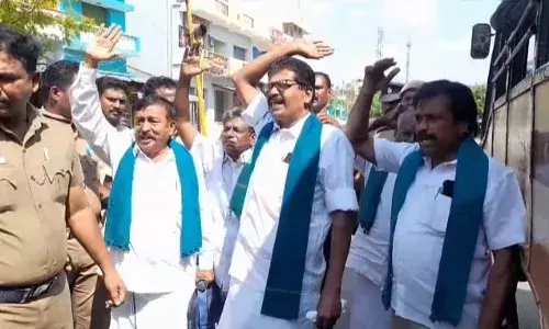 பிரதமர் மோடிக்கு எதிராக உசிலம்பட்டி அருகே விவசாயிகள் போராட்டம் பிரதமர் மோடிக்கு எதிராக உசிலம்பட்டி அருகே விவசாயிகள் போராட்டம்